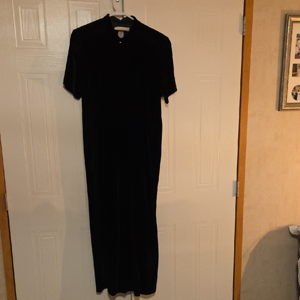 Elegant Black Velvet Maxi Dress with Short Sleeves